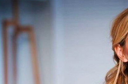 Татьяна Навка показала стойку вверх ногами в бикини