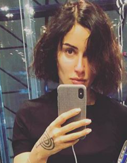 Тина Канделаки показала, как сейчас модно носить пуховик с юбкой