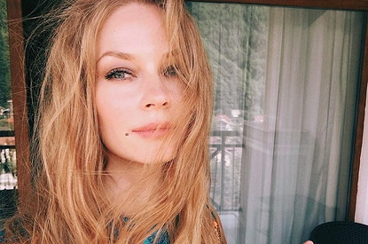 Гранж и воздушность: Светлана Ходченкова показала смелый осенний образ для женщин после 35