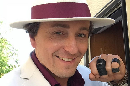 «И пузико такое милое видно»: Сергей Безруков опубликовал редкое фото с беременной женой