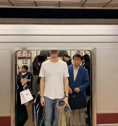 Японское метро отличается чистотой и аккуратностью, но вот толерантности ему не хватает. Судя по всему, поезда не предназначены для людей с ростом выше 180 сантиметров. Скорее всего, путе...