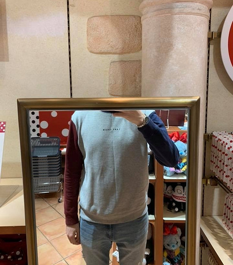 В магазинах - все для людей, поэтому зеркала рассчитаны строго на рост среднестатистического жителя Японии. А вот европейцу в японском магазине можно примерить, пожалуй, только брюки.
