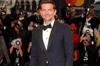 Брэдли Купер поет дочке «Антошку» и другие русские песни: видео