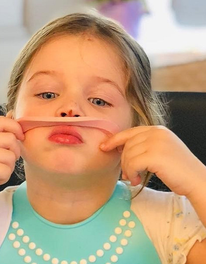 «Зачем хвастаться едой?»: супруг Ксении Бородиной кормит 2-летнюю дочь дорогим деликатесом