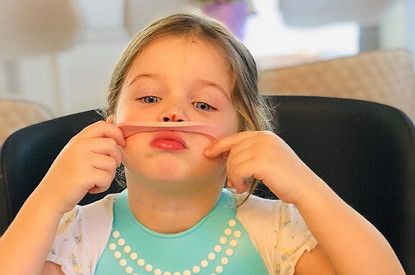 «Зачем хвастаться едой?»: супруг Ксении Бородиной кормит 2-летнюю дочь дорогим деликатесом