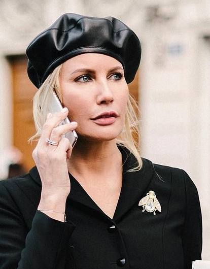 Елена Летучая показала, как нескучно носить черный осенью: 3 готовых образа