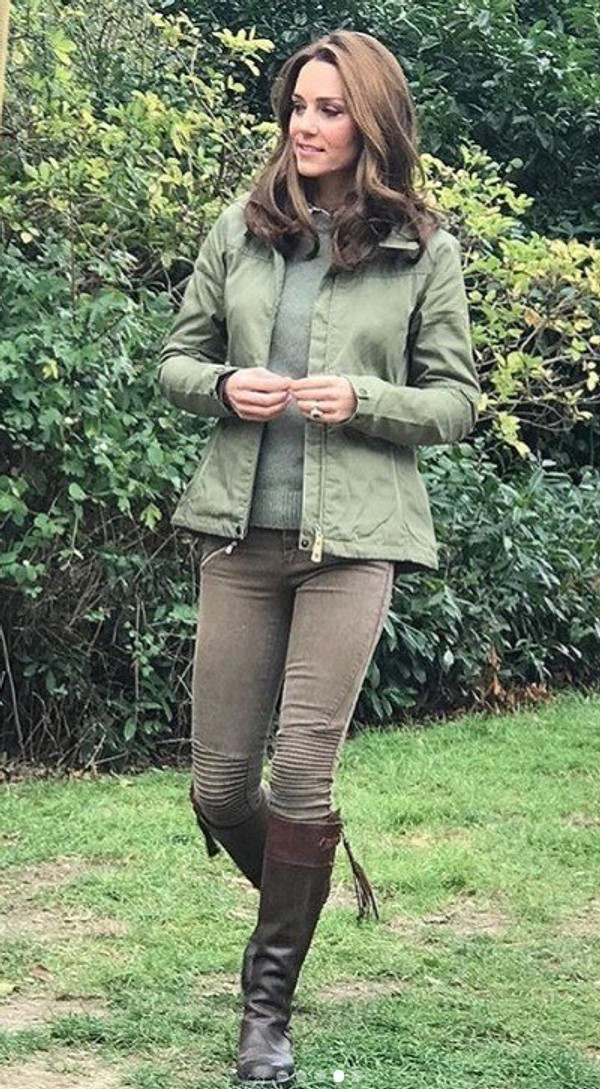 Королевская особа отдала предпочтение коричнево-зеленой гамме, особенно актуальной в туристической моде. Обтягивающие брюки она дополнила шерстяным пуловером, из-под которого проглядывала...