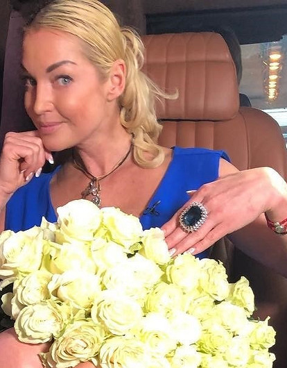 «Вот она — цена красоты!»: Анастасия Волочкова показала, с какой прической вынуждена ходить после наращивания