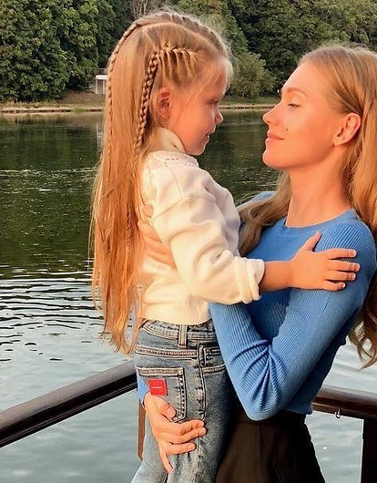 «Как на папу похожа!»: Кристина Асмус показала лицо подросшей дочки