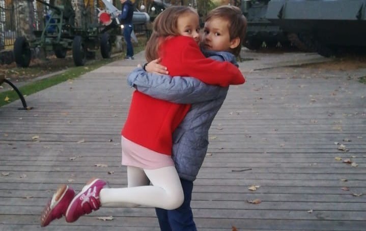 «Просто ангелочки!»: Оксана Федорова показала повзрослевших детей и поделилась советами по воспитанию