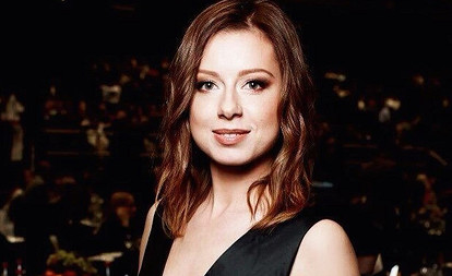 Юлия Савичева опубликовала трогательное фото с мужем-красавцем в их годовщину свадьбы