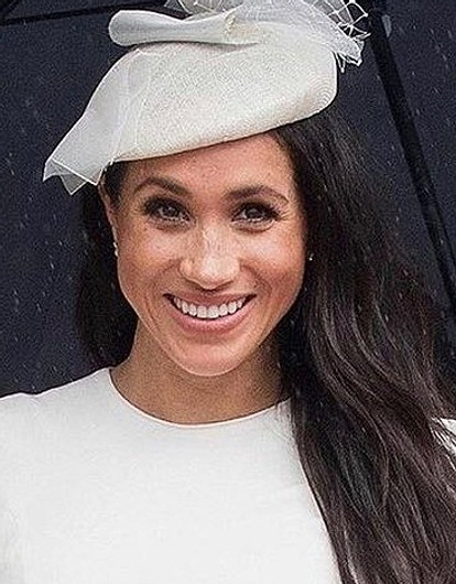 «Уже толкается?»: беременная Меган Маркл не отрывала рук от подросшего животика