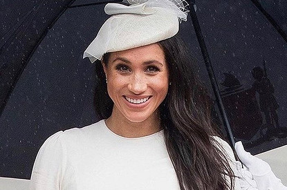 «Уже толкается?»: беременная Меган Маркл не отрывала рук от подросшего животика