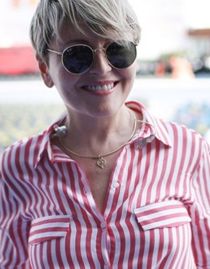 «Бедра как у 20-летней!»: Анжелика Варум восхитила сеть снимком в ультракоротких шортах