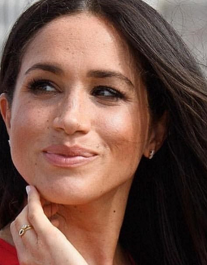 Оконфузилась: Меган Маркл забыла срезать бирку с платья и стала предметом насмешек