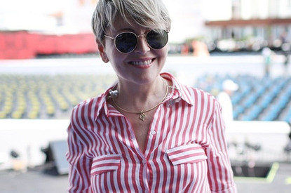 «Бедра как у 20-летней!»: Анжелика Варум восхитила сеть снимком в ультракоротких шортах