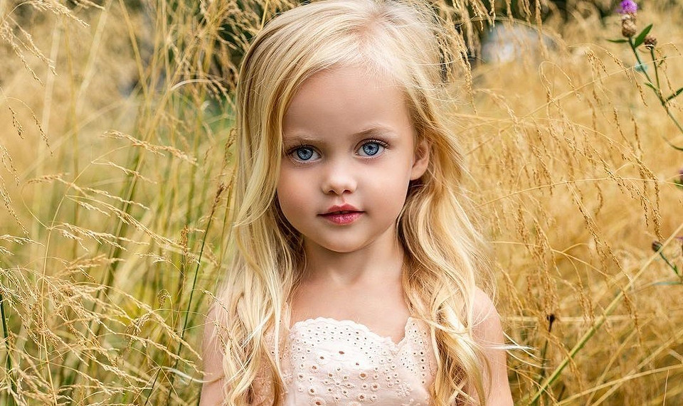 «Как куколка!»: 4-летняя россиянка вошла в рейтинг самых красивых детей