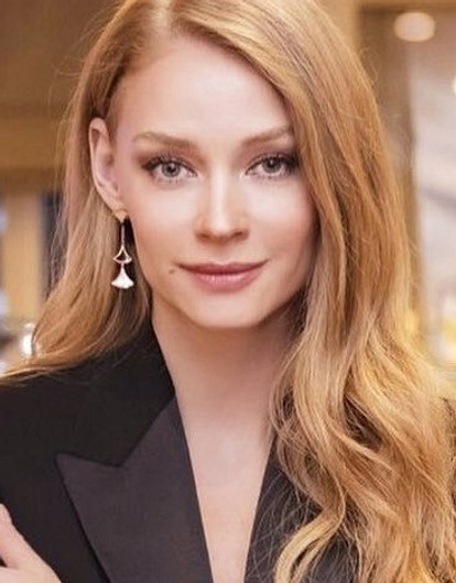 Светлана Ходченкова показала, с чем в этом сезоне модно носить леопардовую шубу