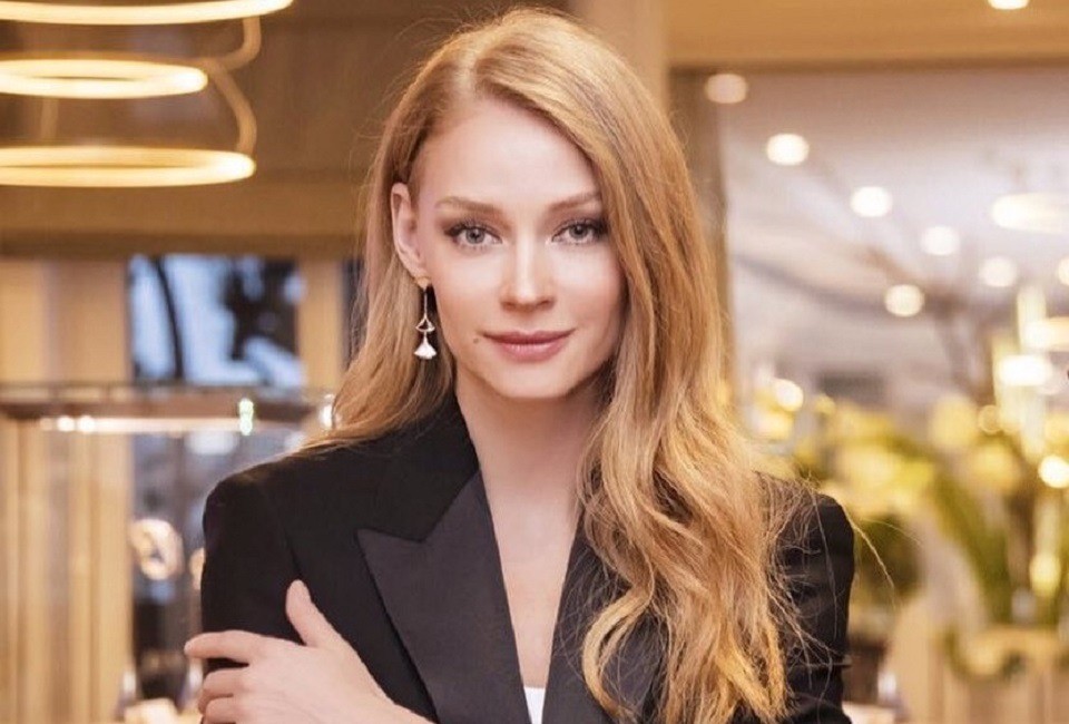 Светлана Ходченкова показала, с чем в этом сезоне модно носить леопардовую шубу