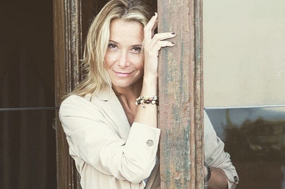 Юлия Высоцкая показала, как эффектно носить джинсы из мужского отдела