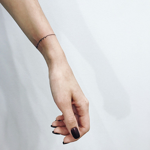 Максимально минималистичная и лаконичная татуировка - может выступать в качестве браслета, а может нести в себе глубокий смысл. Например, говори, что ты привыкла «держать руку на пульсе»,...