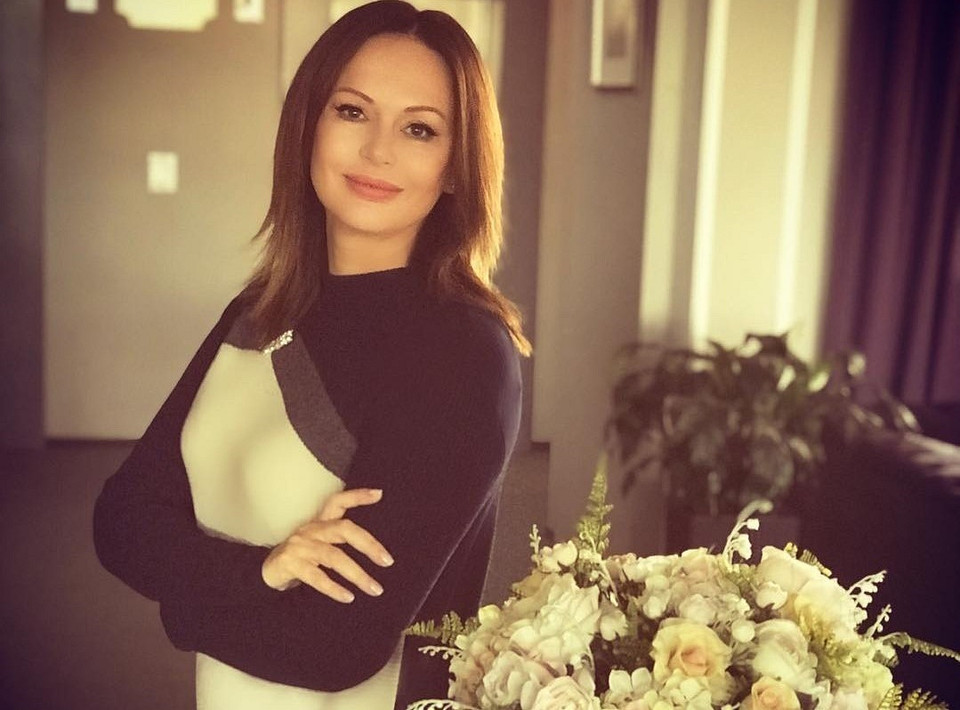 «На полтора размера платья поменяла»: Ирина Безрукова впервые прокомментировала слухи о беременности
