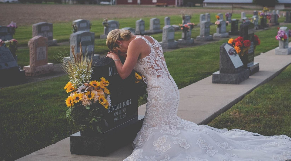 Трогательно до слез: в день свадьбы невеста пришла на могилу к жениху в подвенечном платье