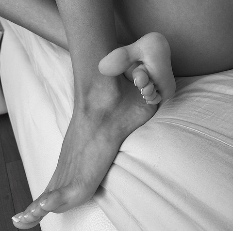 Наши ступни чаще всего скрыты от окружающих глаз, даже летом. Но вот пальцы женских ног всегда привлекают мужское внимание. Наверняка ты замечала, как мужчины разглядывали твои ножки, сто...