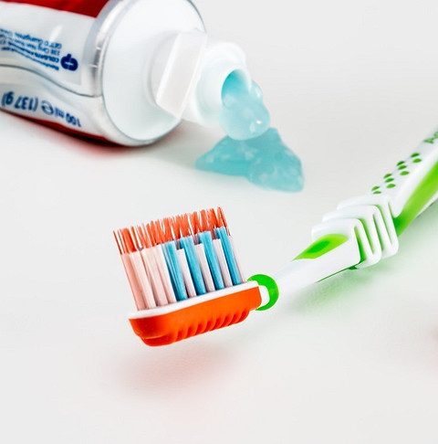 Избавиться от микробов и бактерий на зубной щетке проще простого! Достаточно замочить зубную щетку в уксусе на 50-60 минут. А затем тщательно промыть под проточной водой. Вуаля, кариесу -...