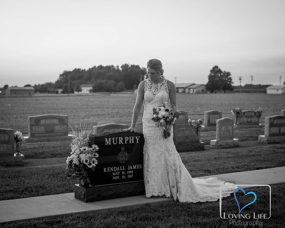 Трогательно до слез: в день свадьбы невеста пришла на могилу к жениху в подвенечном платье