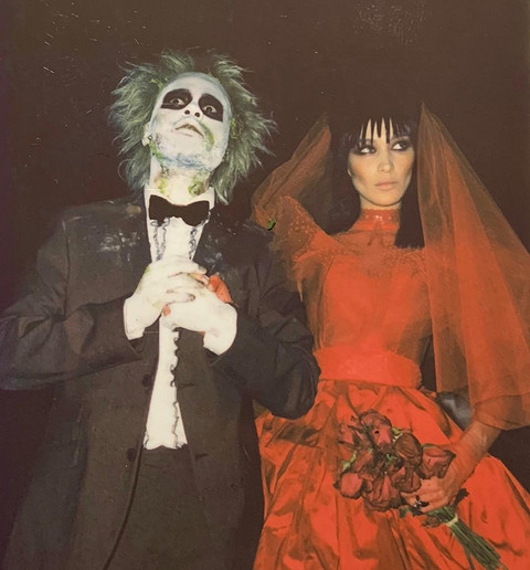 Битлджус и его супруга Лидия. Никогда не догадаетесь, что на самом деле на фото запечатлены The Weeknd и Белла Хадид. Поклонники с нетерпением ждут, когда влюбленные сыграют свадьбу.