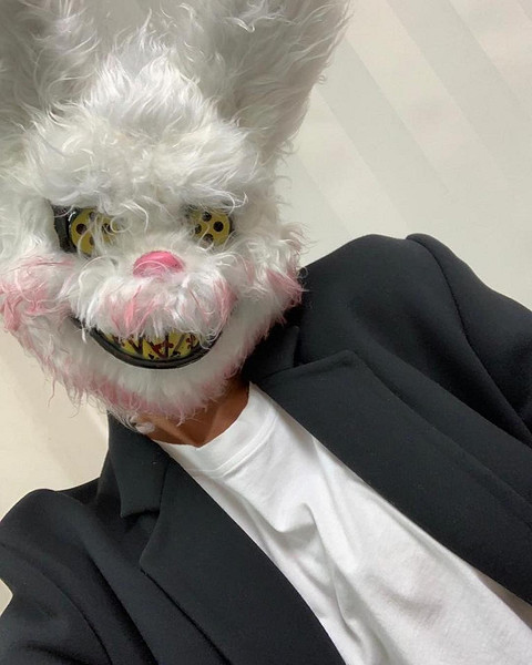 Виктория Бекхэм похищает Хэллоуин в маске злого зайца. Для такого аксессуара костюм не нужен.
