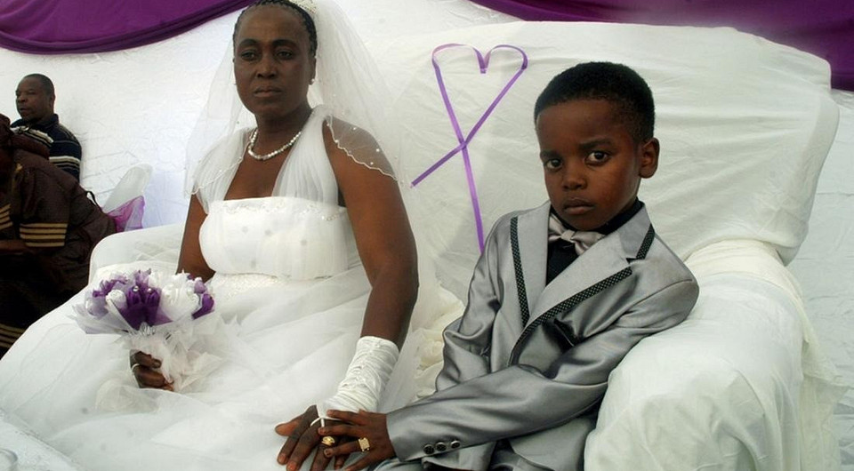 9-летний мальчик женился на 62-летней женщине и объяснил свой выбор