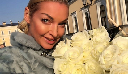 От избытка зрительской любви: Анастасия Волочкова упала на сцене из-за букета роз (видео)