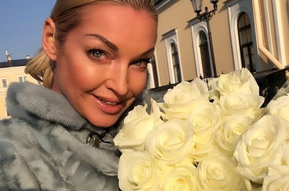 От избытка зрительской любви: Анастасия Волочкова упала на сцене из-за букета роз (видео)