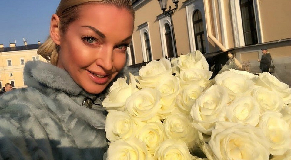 От избытка зрительской любви: Анастасия Волочкова упала на сцене из-за букета роз (видео)