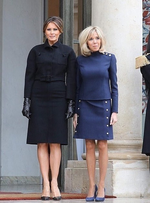 Две первых леди были одеты в одном стиле: на Мелании было темно-синее пальто и туфли-лодочки, а на Брижит - строгий костюм и туфли в тон. Однако большинство интернет-пользователей отдали...
