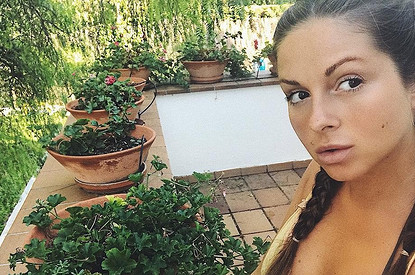 28-летняя Нюша впервые показала новорожденную дочь