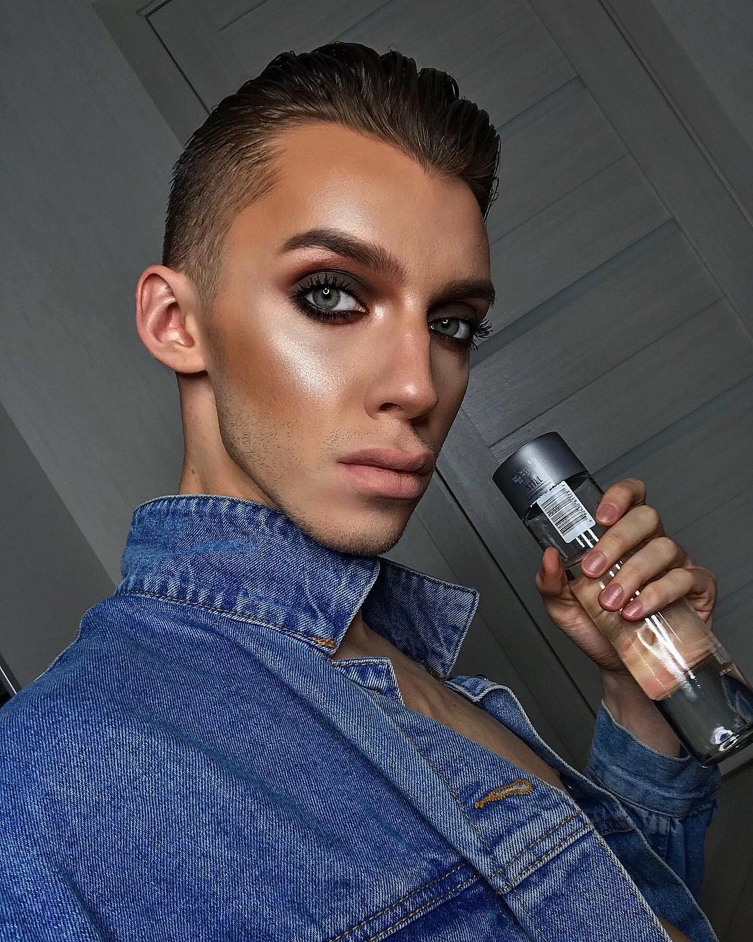 Андрей Петров - популярный блогер и визажист, на Instagram которого подписаны более 550 тысяч человек. Андрей делает обзоры косметики, пробуя ее прямо на своем лице, а также прославился э...