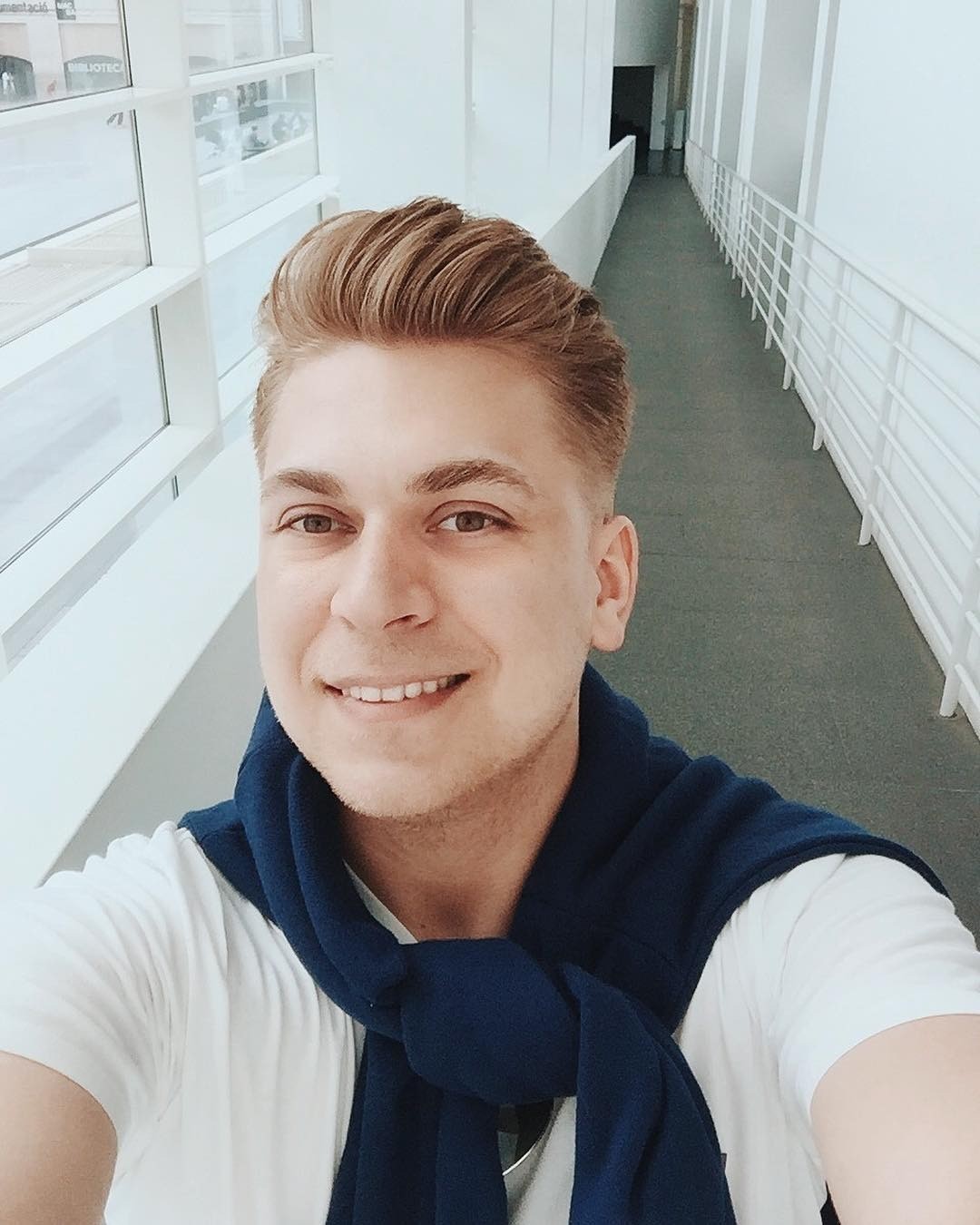 Сергей Остриков — это первый российский бьюти-блогер. Раньше он показывал прямо на себе черные смоки-айз и накладные ресницы, а теперь переключился на уходовую косметику и парфюмерию. Сер...