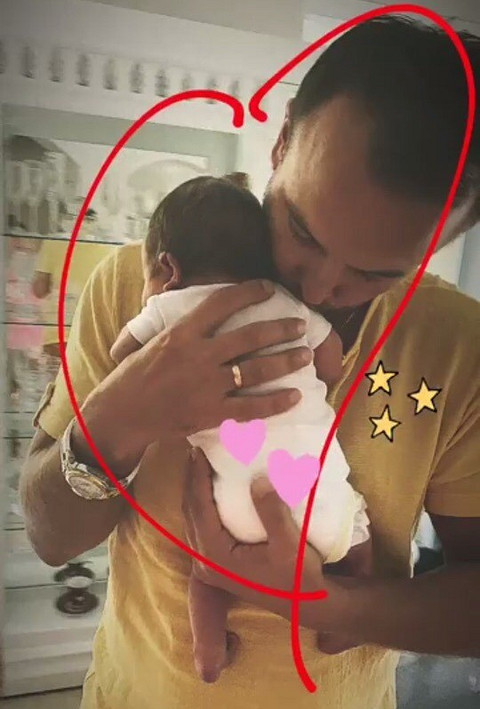 В своем Instagram Нюша опубликовала трогательное фото, на котором ее муж держит крохотную новорожденную малышку на руках. Певица сопроводила снимок смайликами сердечек и звездочек - такая...