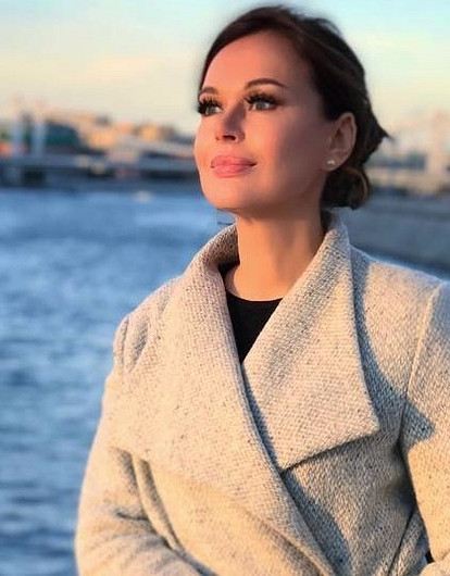 Ирина Безрукова показала, с чем носить серый брючный костюм, чтобы он молодил