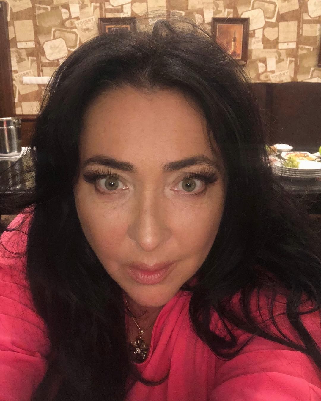 Певица Лолита показала Андрею Малахову свой дом в болгарской деревне