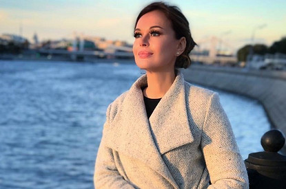 Ирина Безрукова показала, с чем носить серый брючный костюм, чтобы он молодил