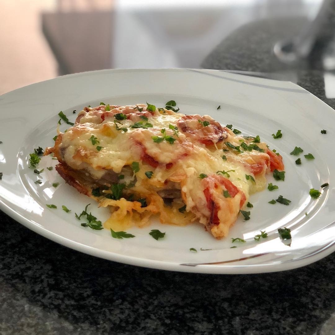 Кусок мясного филе разрежь на одинаковые плоские кусочки примерно по 100 грамм каждый. Немного отбей мясо и положи мариноваться на пару часов в смеси соли, перца и нарезанной тонкими полу...