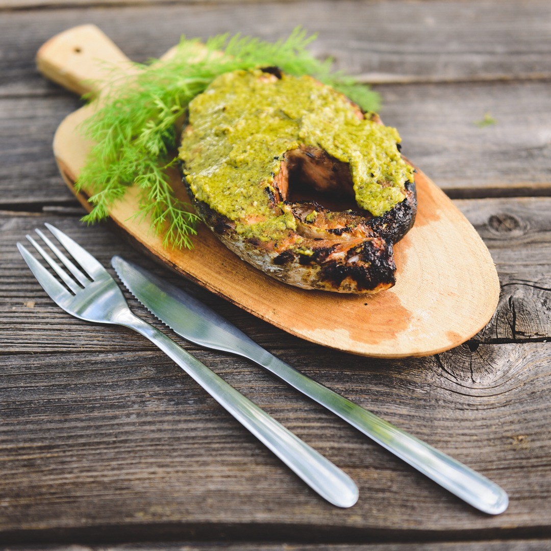 Промой и промокни салфеткой кусочки лосося. Замаринуй их на 30 минут с солью, перцем и лимонным соком. Приготовь порционные кусочки фольги. Слегка смажь ее оливковым маслом с внутренней с...