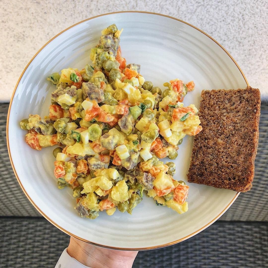 Картошку и морковь необходимо отварить до мягкости, а затем очистить от кожуры. Все ингредиенты нарезать и смешать, заправив майонезом и добавив соль и черный перец.