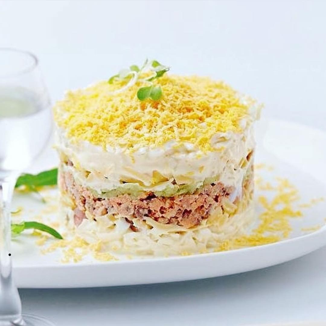 Так же, как и в предыдущем рецепте, картошку и морковь необходимо отварить до мягкости, а затем очистить от кожуры. Не забывай о том, что каждый слой (кроме последнего) промазывается небо...