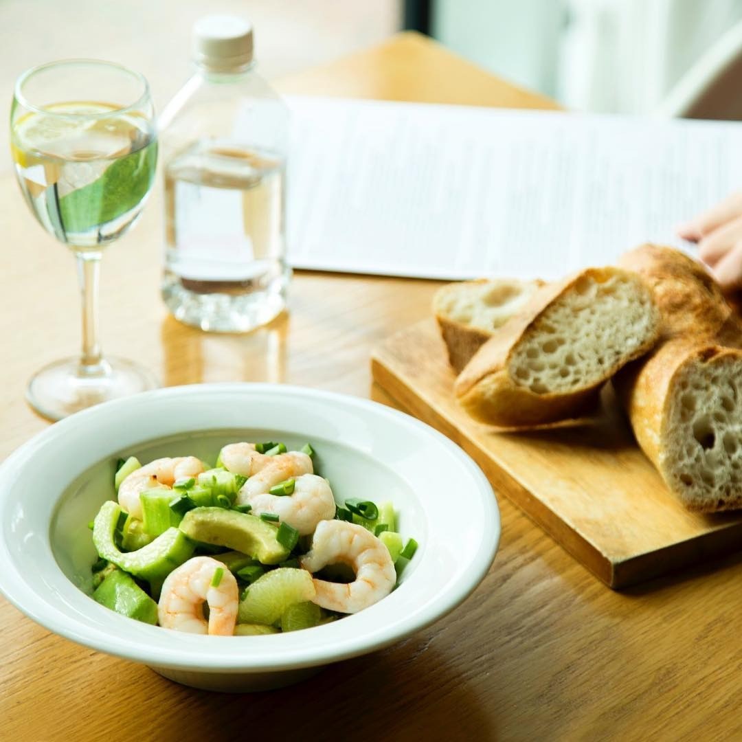 Для заправки: 2–3 столовые ложки лимонного сока; 4 ложки апельсинового сока; пара ложек оливкового масла; пара ложек бальзамического соуса / уксуса; соль, перец по вкусу. Креветки можно о...