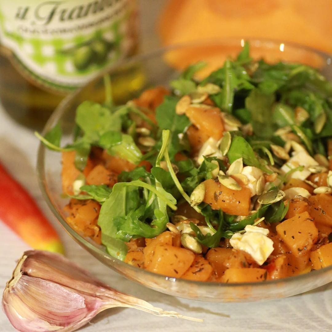 Для заправки: 2 большие ложки оливкового масла; 2 большие ложки лимонного сока; 1 столовая ложка бальзамического соуса. Тыкву порежь небольшими кубиками (1,5 см) и обжарь на сковороде до...